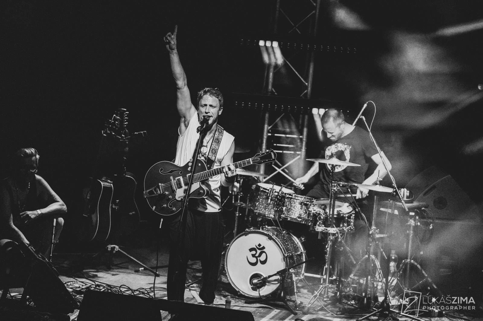 Tomáš Klus zaplnil Roxy až po strop. Popřál k narozeninám fanynce a představil skladby z Cítím