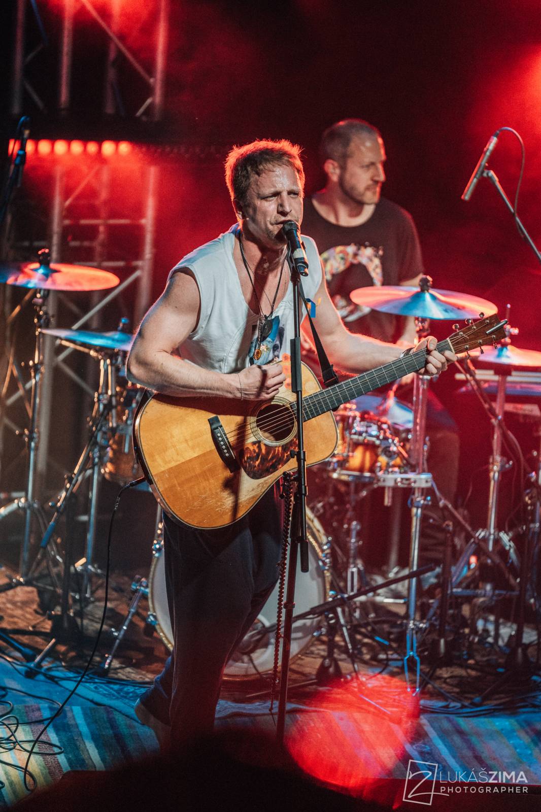 Tomáš Klus zaplnil Roxy až po strop. Popřál k narozeninám fanynce a představil skladby z Cítím