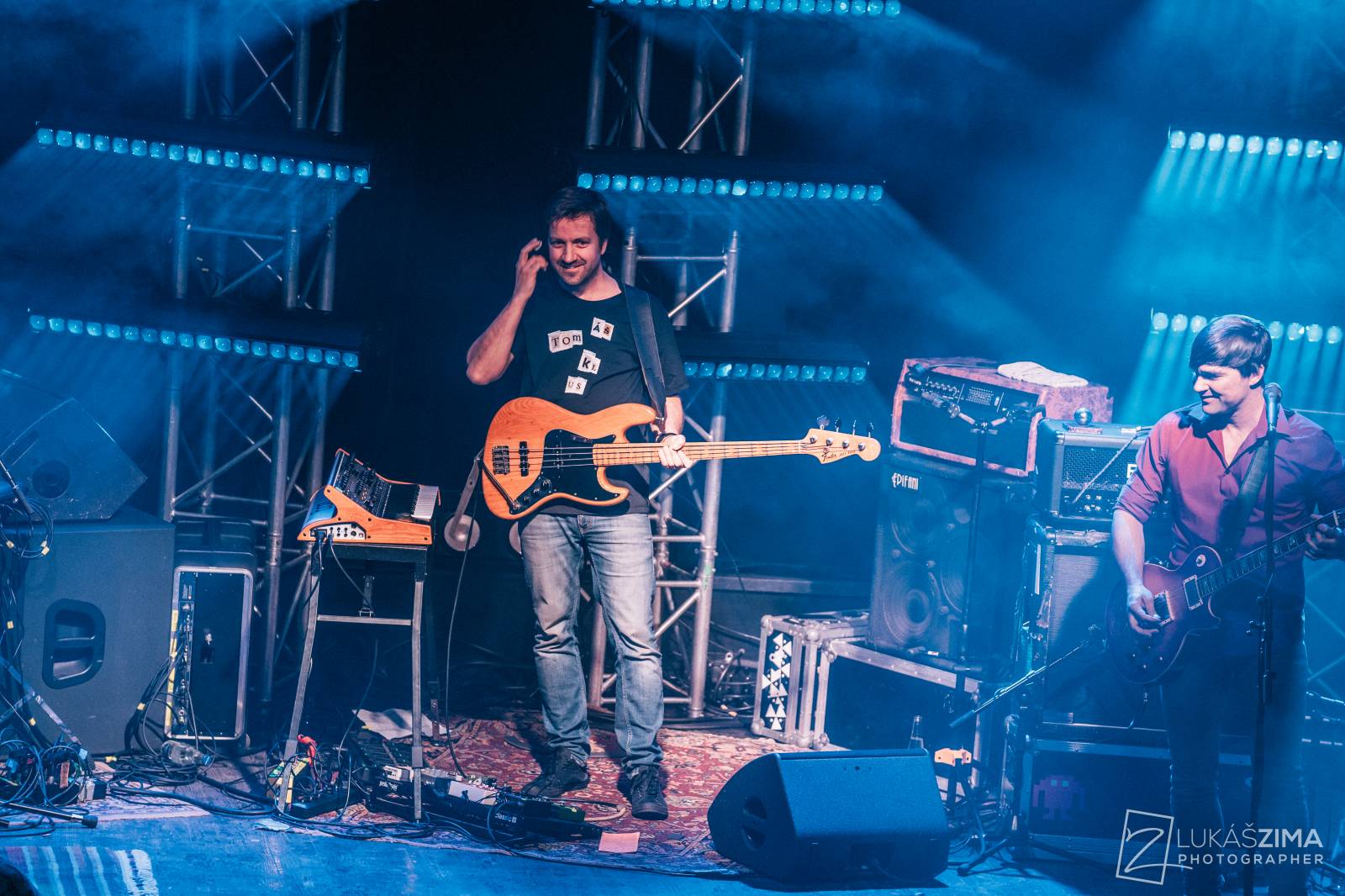 Tomáš Klus zaplnil Roxy až po strop. Popřál k narozeninám fanynce a představil skladby z Cítím