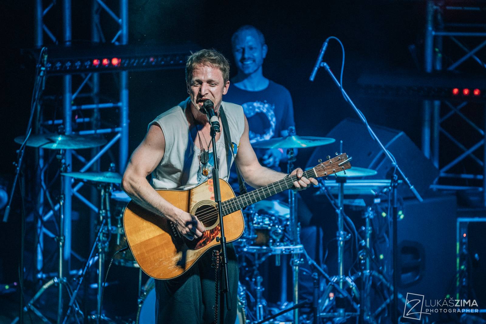 Tomáš Klus zaplnil Roxy až po strop. Popřál k narozeninám fanynce a představil skladby z Cítím