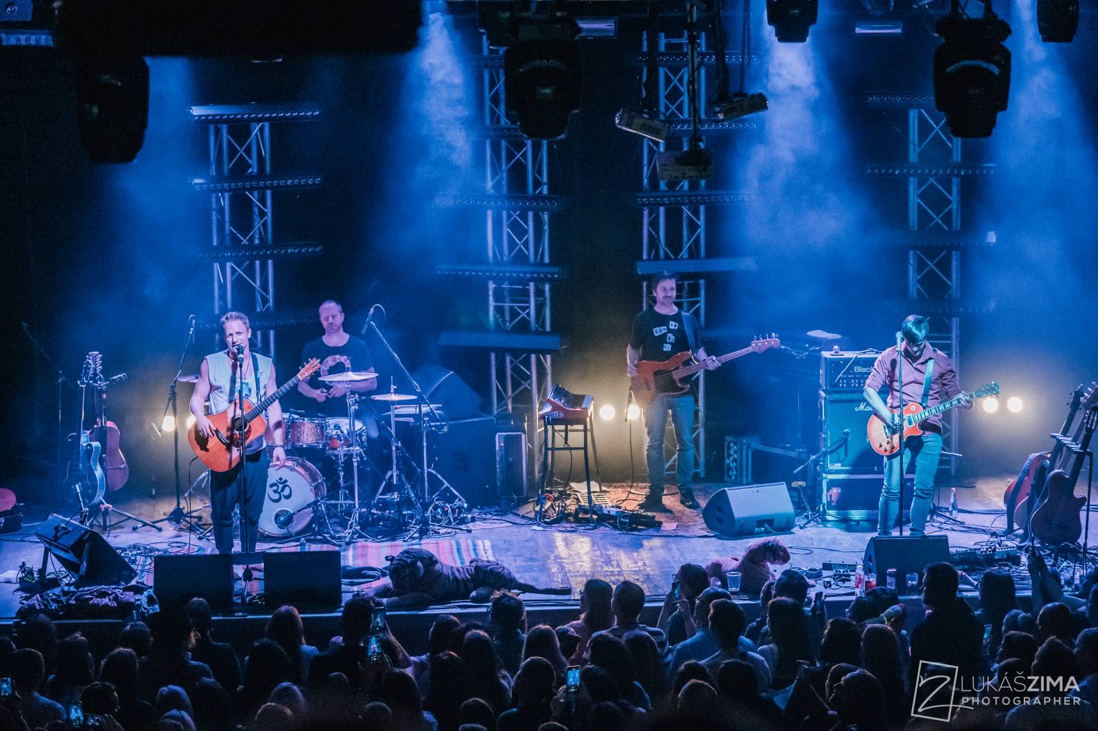 Tomáš Klus zaplnil Roxy až po strop. Popřál k narozeninám fanynce a představil skladby z Cítím