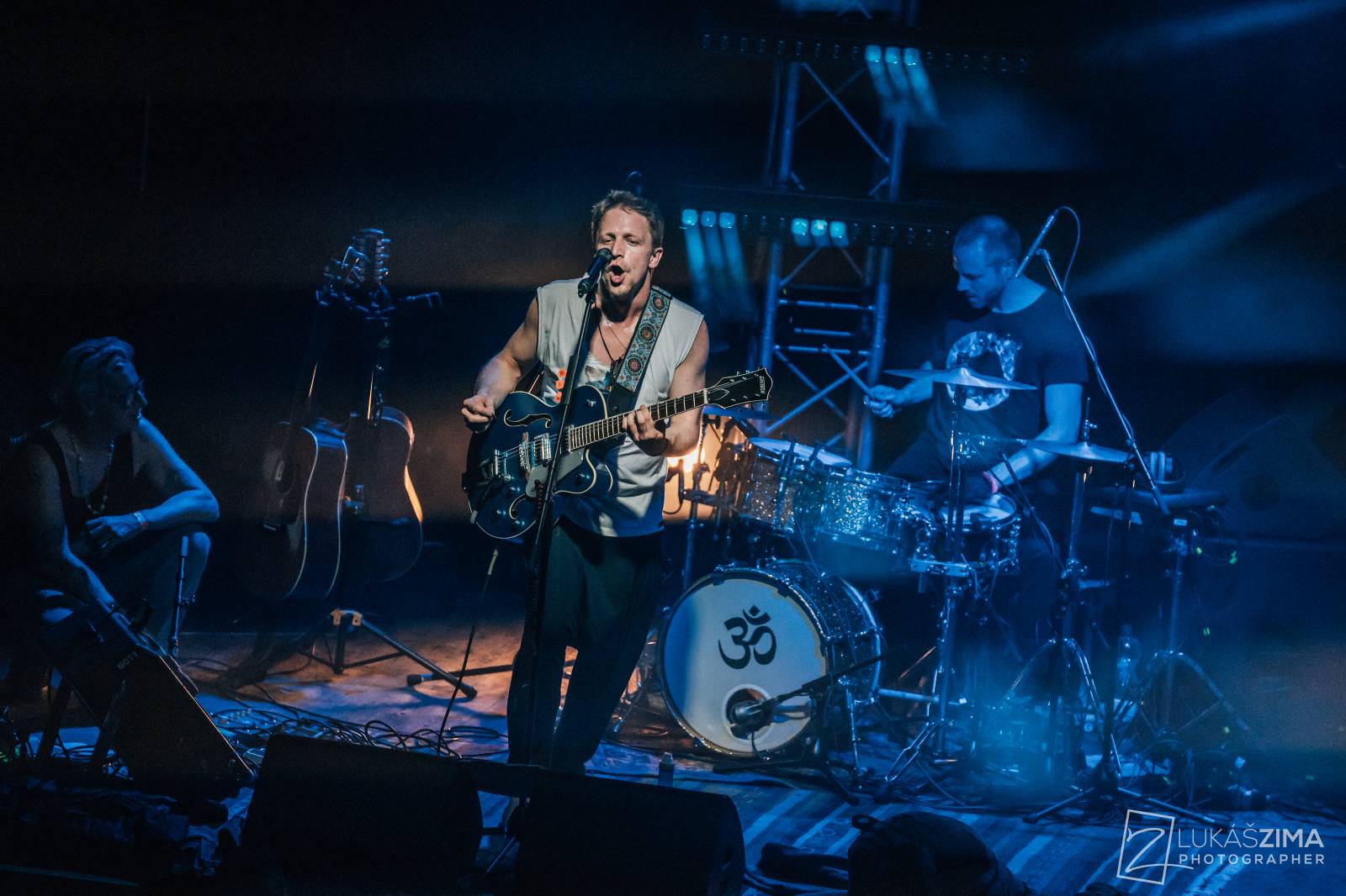 Tomáš Klus zaplnil Roxy až po strop. Popřál k narozeninám fanynce a představil skladby z Cítím