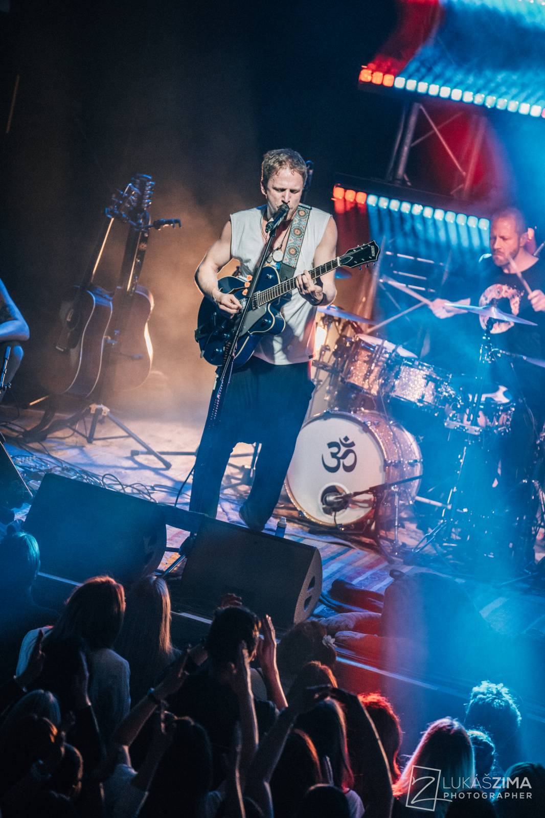 Tomáš Klus zaplnil Roxy až po strop. Popřál k narozeninám fanynce a představil skladby z Cítím