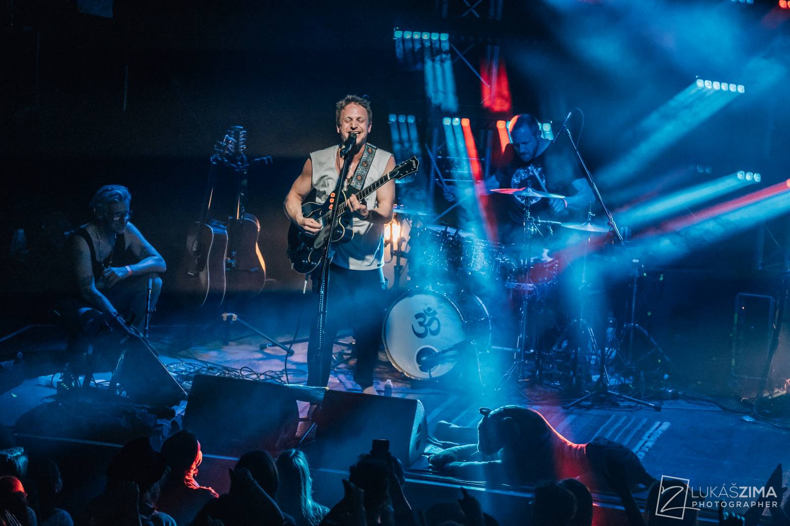 Tomáš Klus zaplnil Roxy až po strop. Popřál k narozeninám fanynce a představil skladby z Cítím