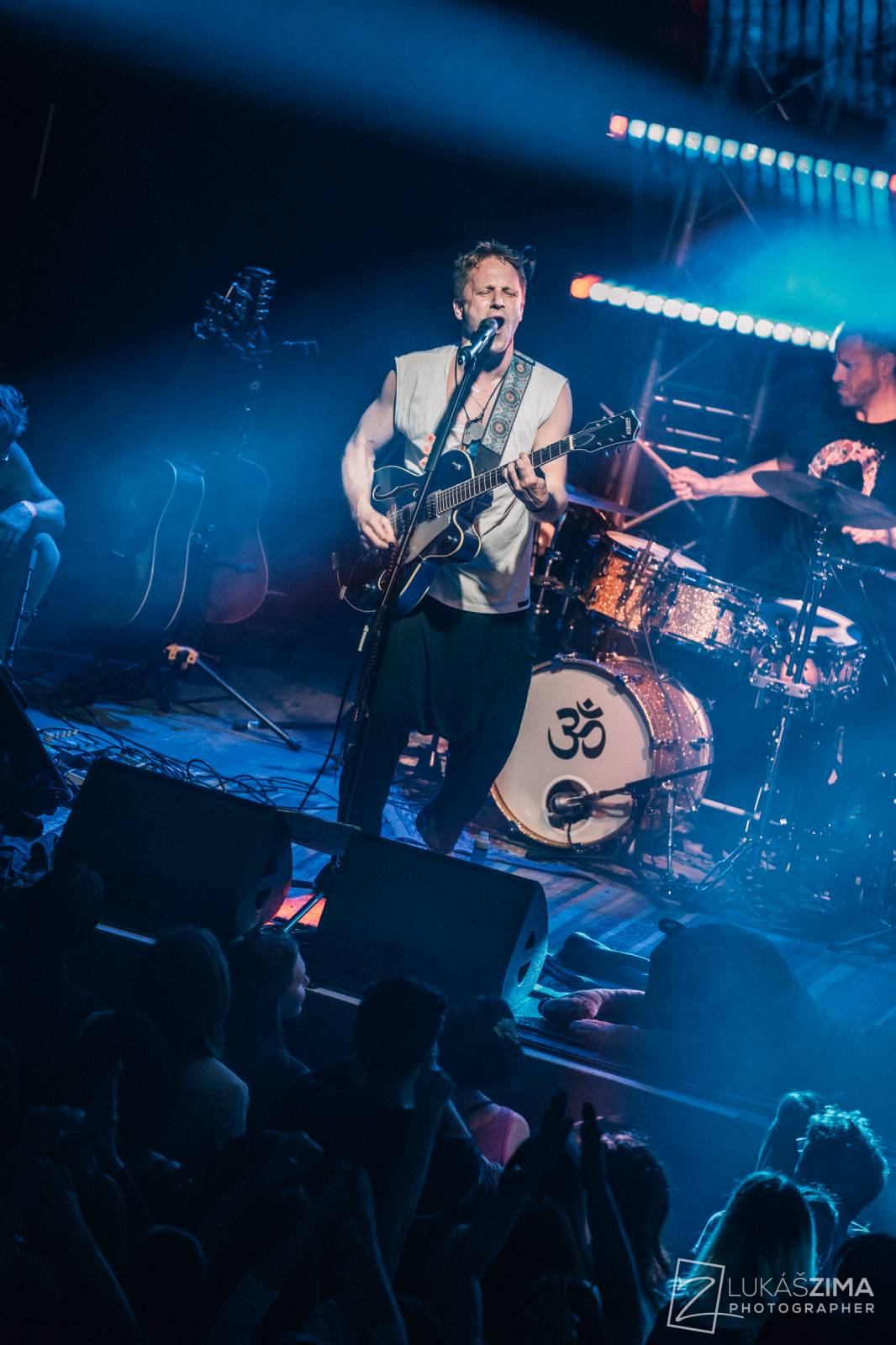 Tomáš Klus zaplnil Roxy až po strop. Popřál k narozeninám fanynce a představil skladby z Cítím