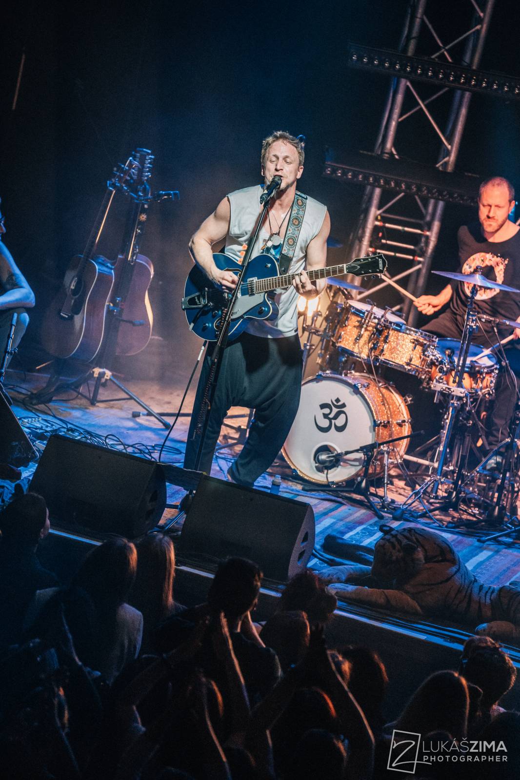 Tomáš Klus zaplnil Roxy až po strop. Popřál k narozeninám fanynce a představil skladby z Cítím