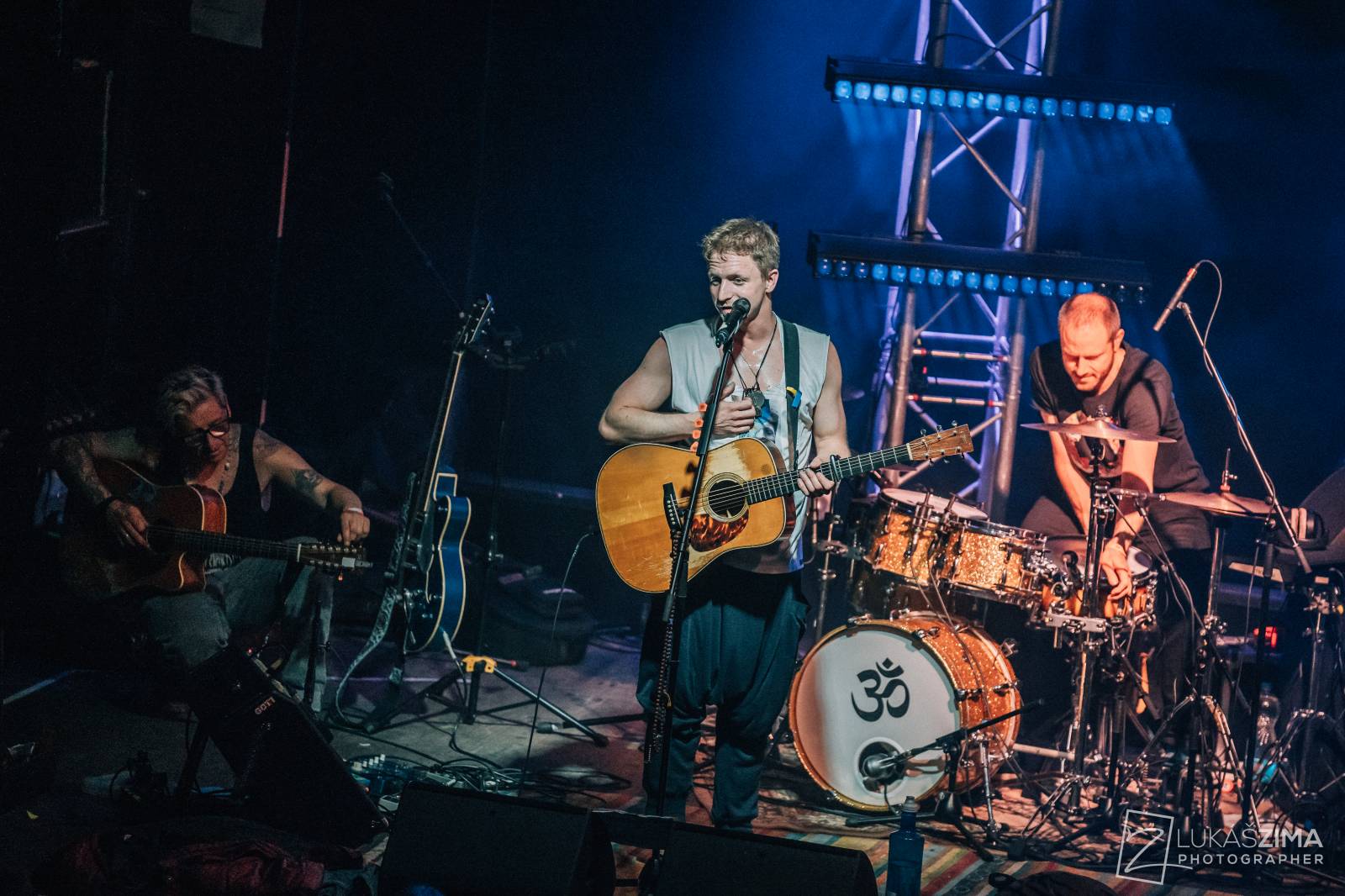 Tomáš Klus zaplnil Roxy až po strop. Popřál k narozeninám fanynce a představil skladby z Cítím