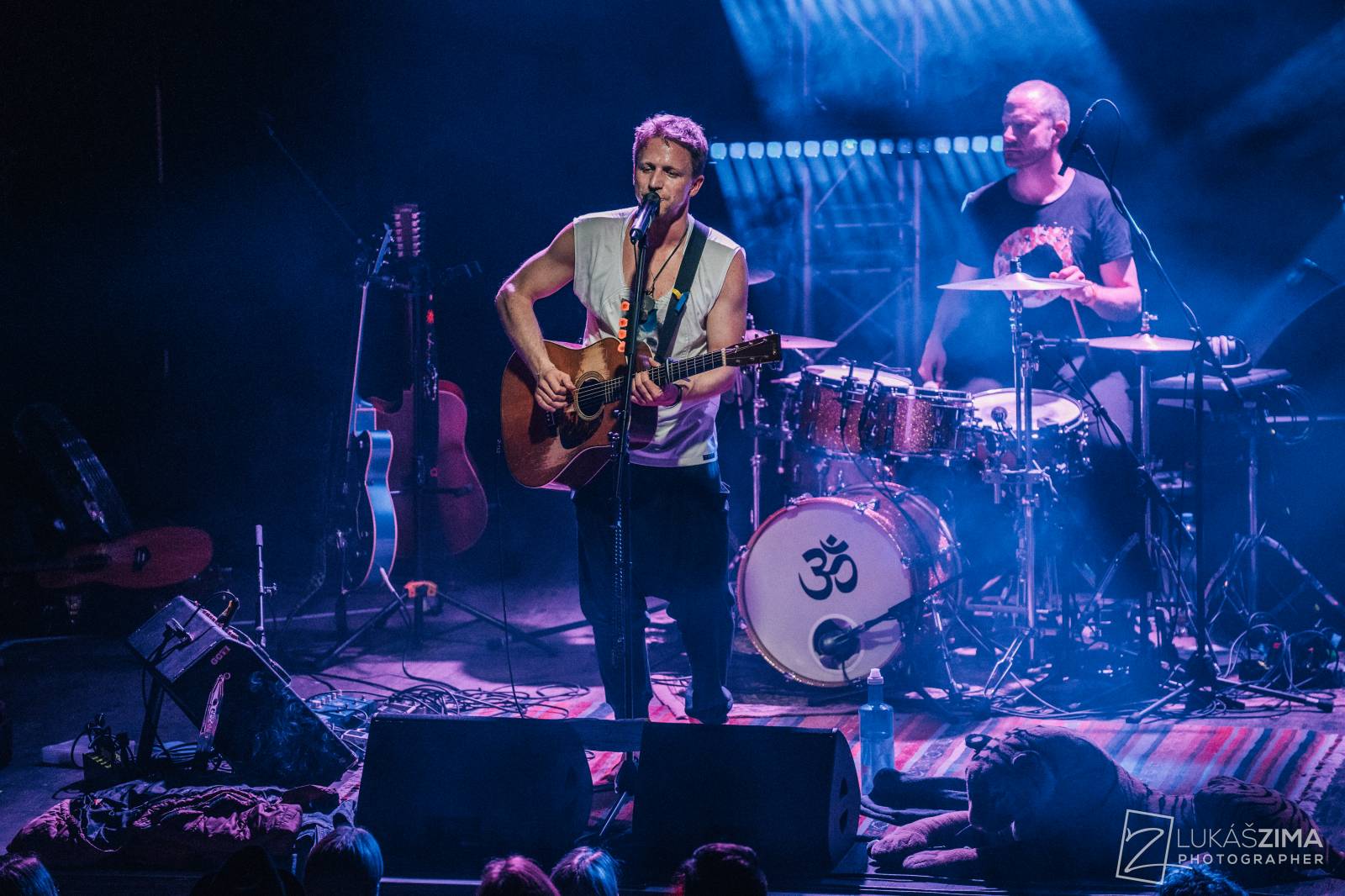 Tomáš Klus zaplnil Roxy až po strop. Popřál k narozeninám fanynce a představil skladby z Cítím