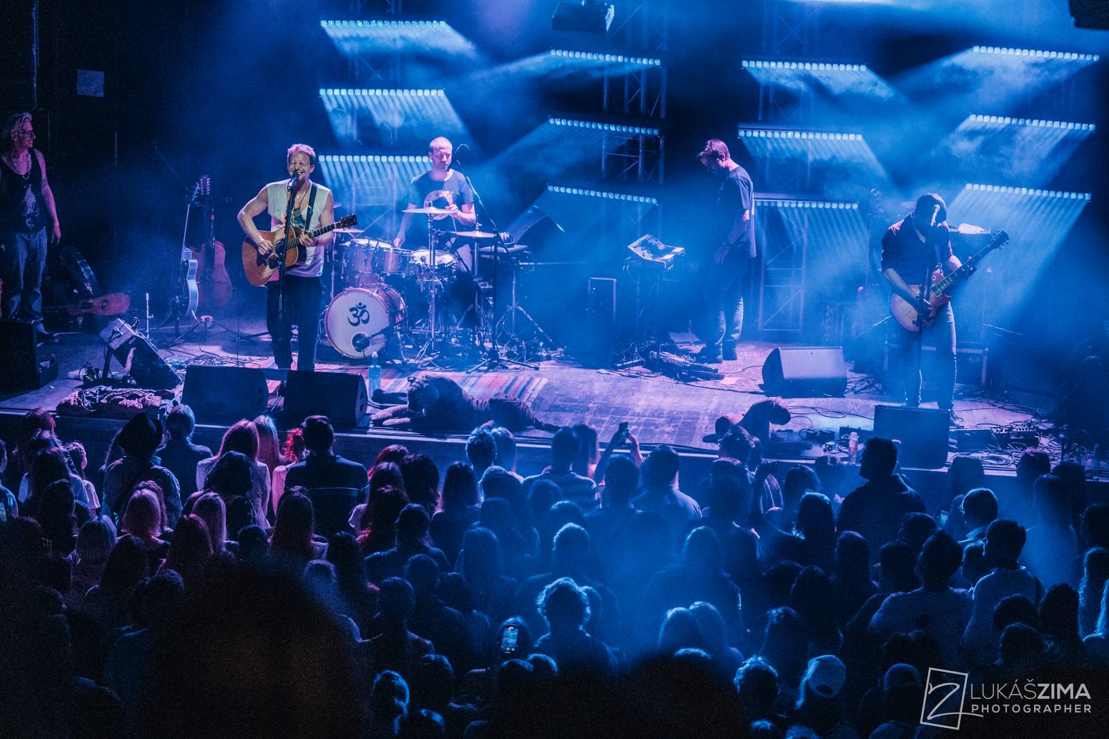 Tomáš Klus zaplnil Roxy až po strop. Popřál k narozeninám fanynce a představil skladby z Cítím