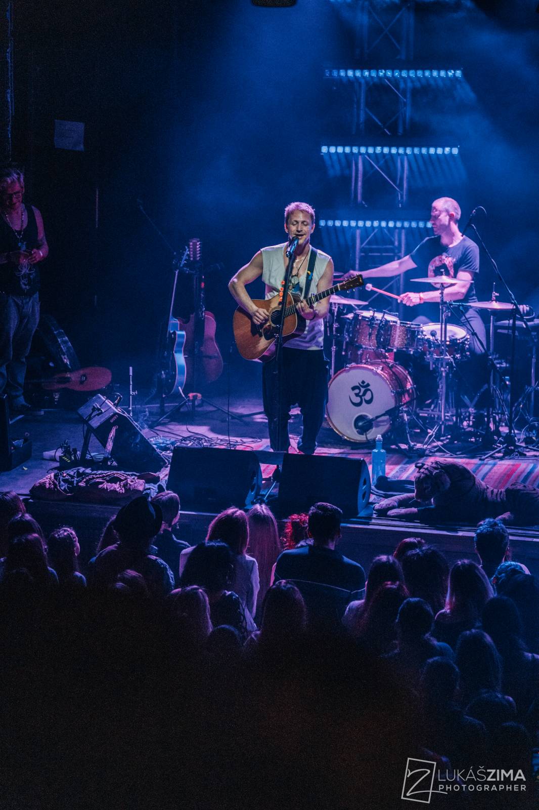 Tomáš Klus zaplnil Roxy až po strop. Popřál k narozeninám fanynce a představil skladby z Cítím