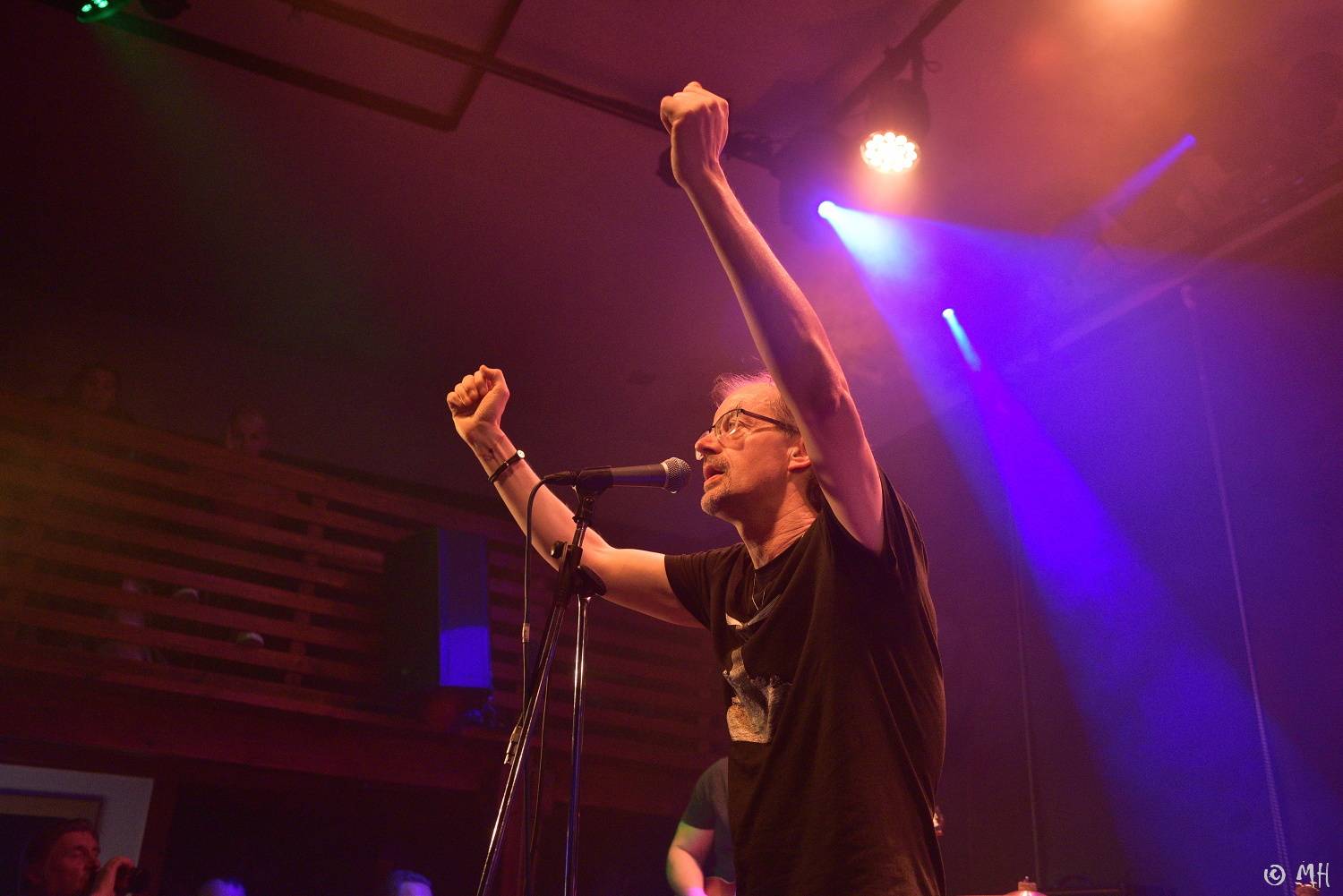 Absolutní neklid dostál svému názvu, v Plzni nechybělo ani pogování