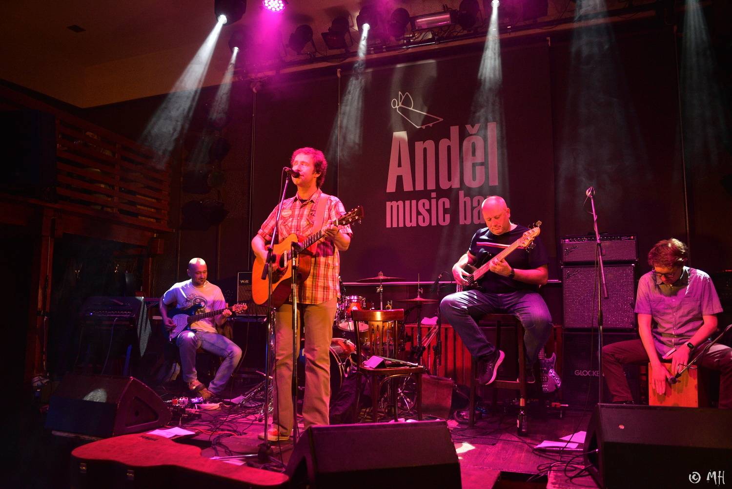 Absolutní neklid dostál svému názvu, v Plzni nechybělo ani pogování