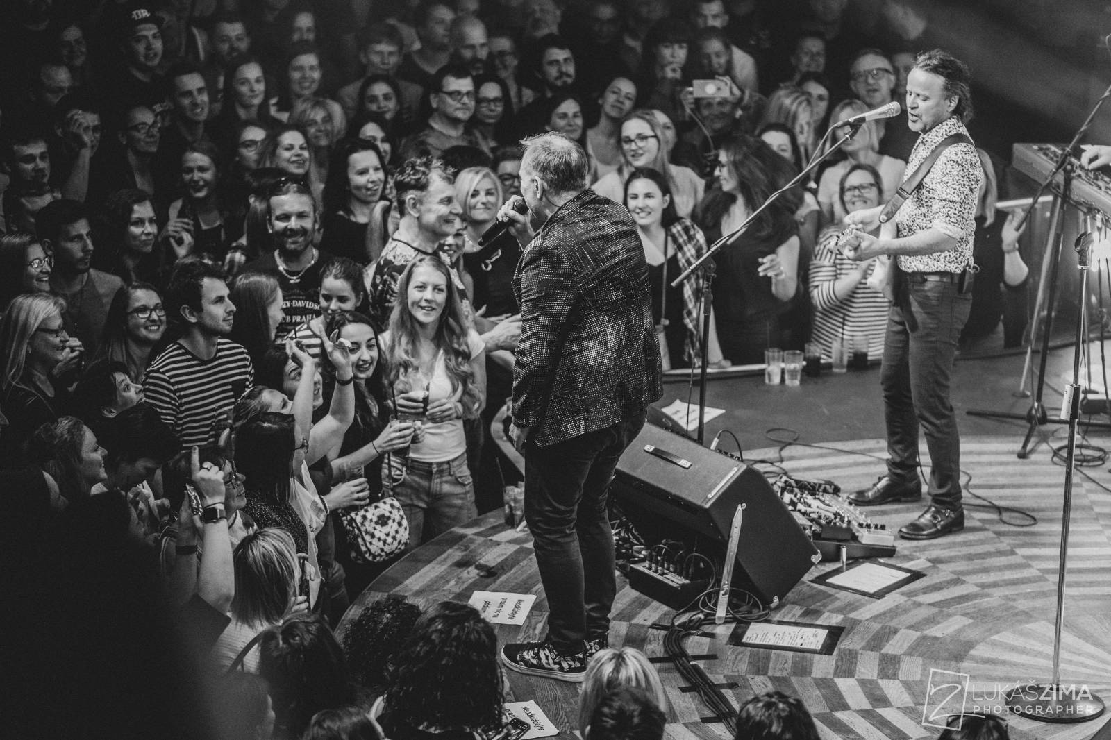 Mig 21 skončili jarní turné, v Praze chytali kalhotky a uklidňovali rvačku u pódia