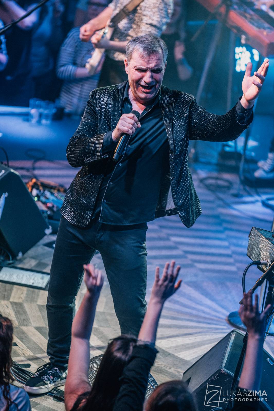 Mig 21 skončili jarní turné, v Praze chytali kalhotky a uklidňovali rvačku u pódia