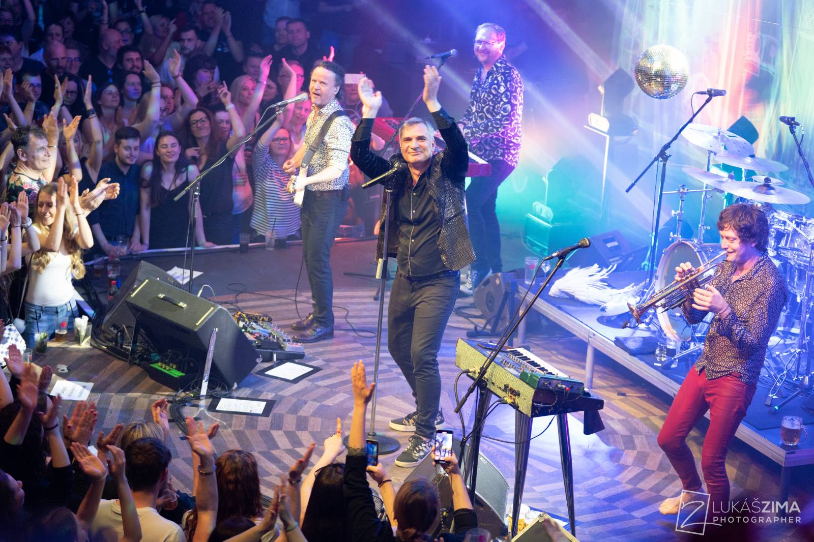 Mig 21 skončili jarní turné, v Praze chytali kalhotky a uklidňovali rvačku u pódia