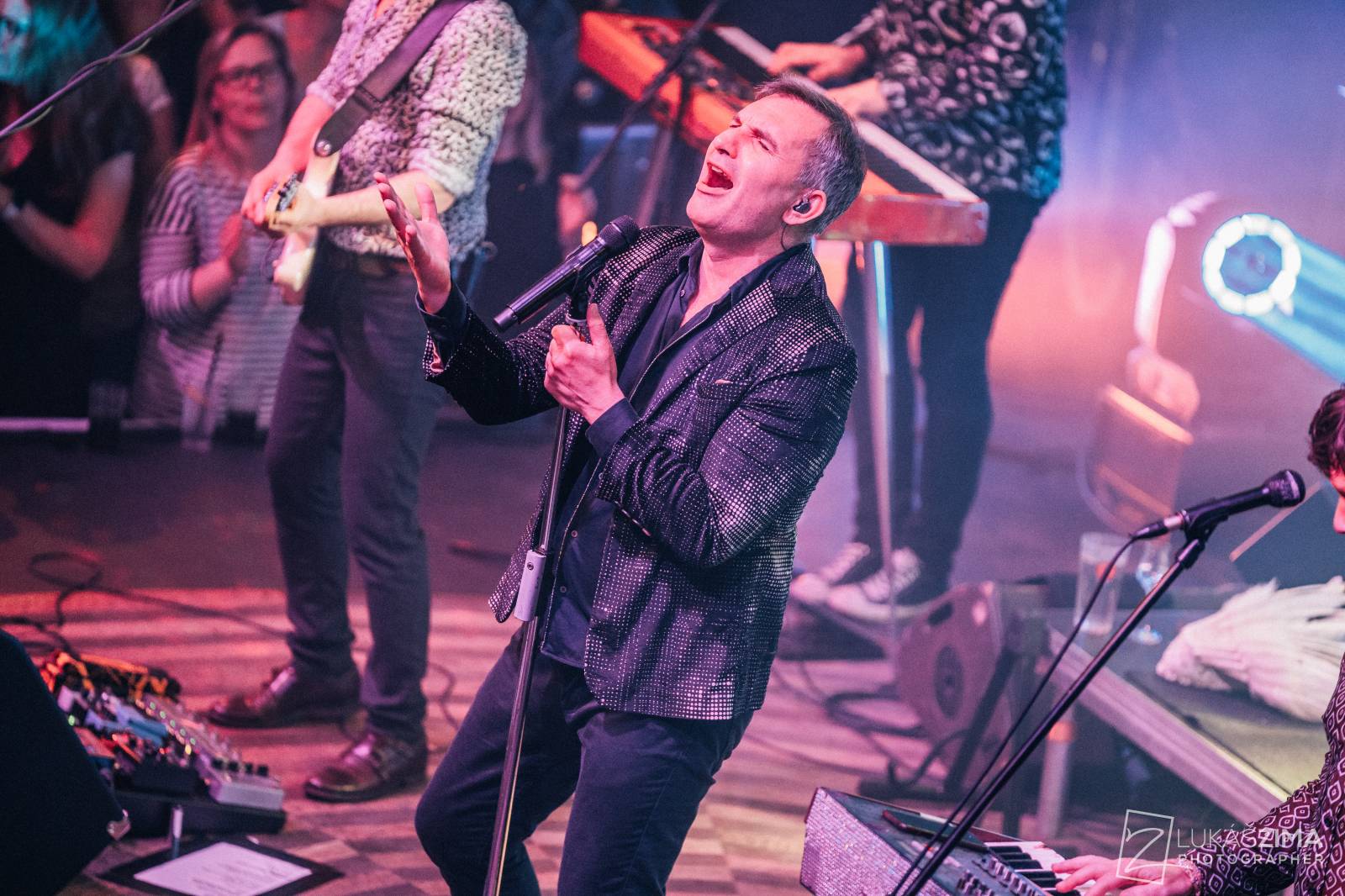 Mig 21 skončili jarní turné, v Praze chytali kalhotky a uklidňovali rvačku u pódia