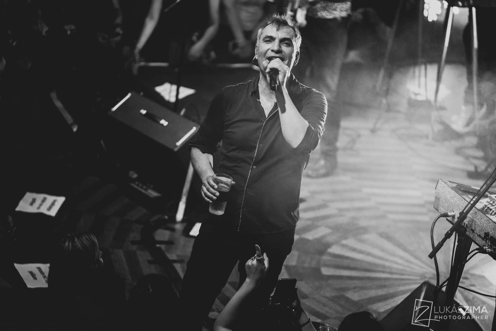 Mig 21 skončili jarní turné, v Praze chytali kalhotky a uklidňovali rvačku u pódia