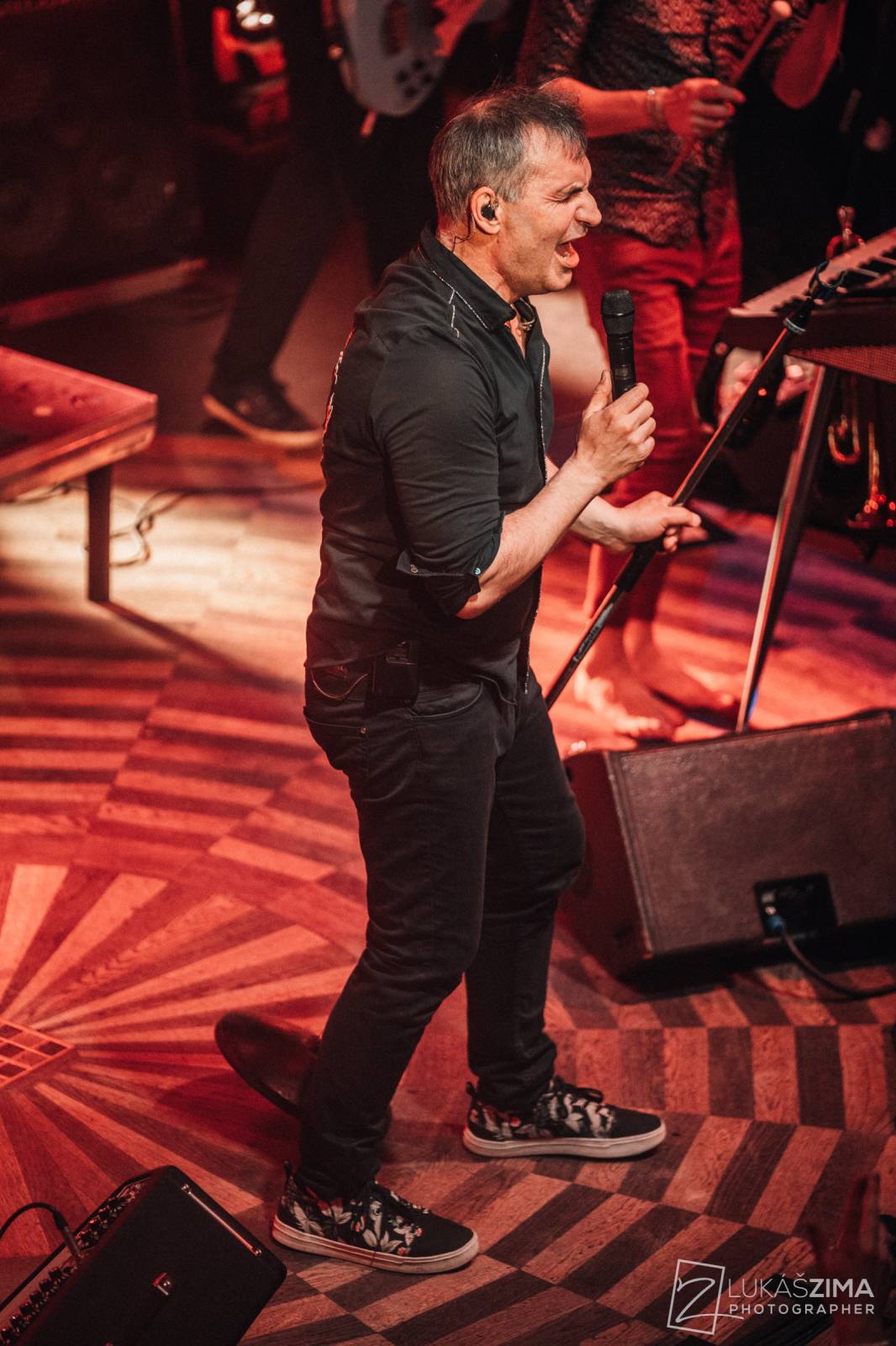 Mig 21 skončili jarní turné, v Praze chytali kalhotky a uklidňovali rvačku u pódia