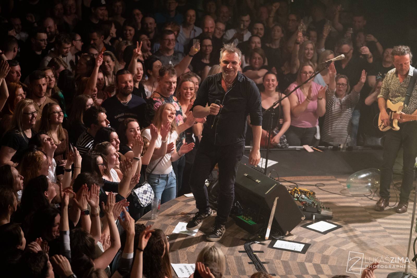 Mig 21 skončili jarní turné, v Praze chytali kalhotky a uklidňovali rvačku u pódia