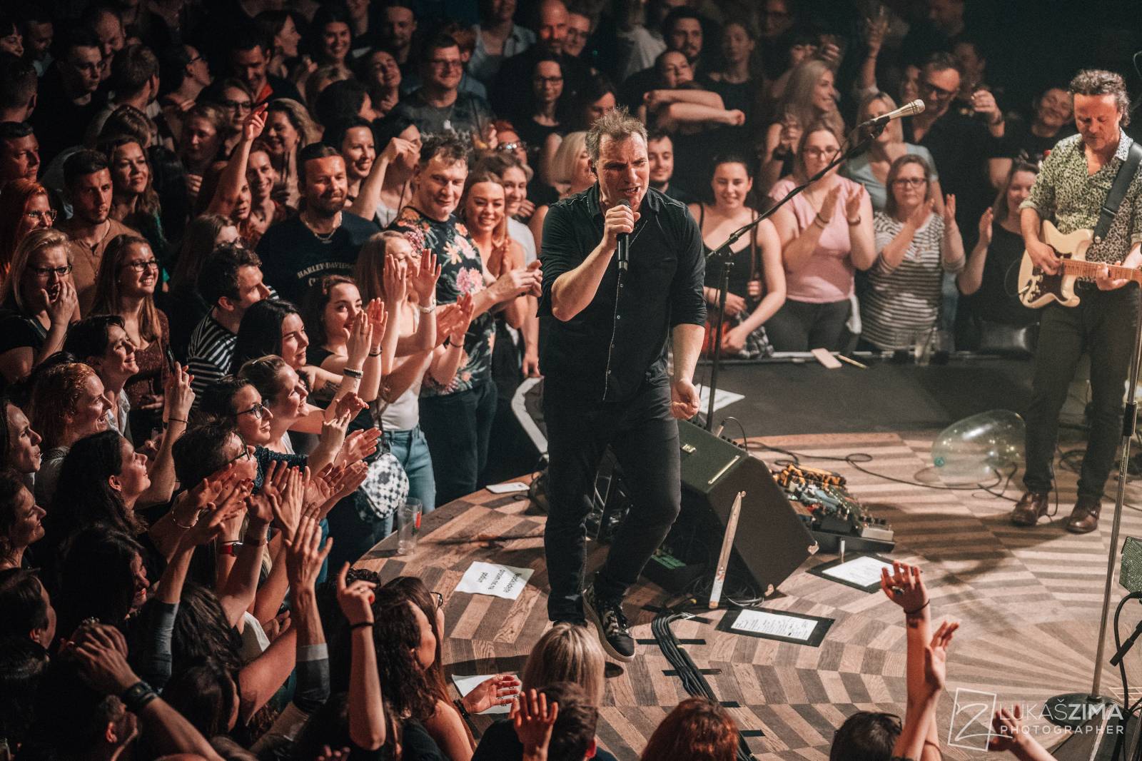 Mig 21 skončili jarní turné, v Praze chytali kalhotky a uklidňovali rvačku u pódia