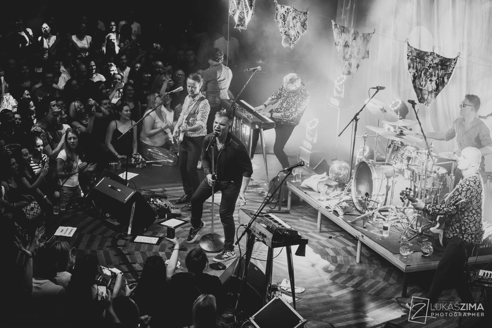 Mig 21 skončili jarní turné, v Praze chytali kalhotky a uklidňovali rvačku u pódia