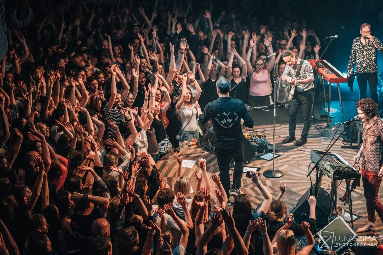 Mig 21 skončili jarní turné, v Praze chytali kalhotky a uklidňovali rvačku u pódia