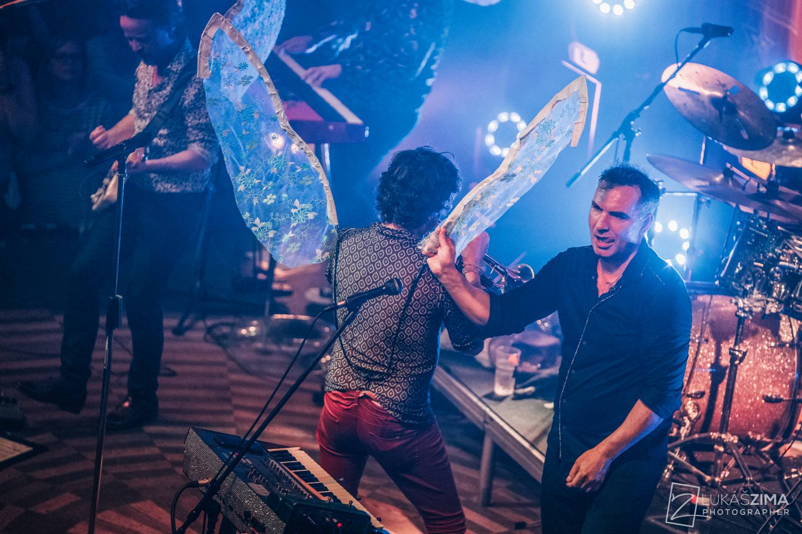 Mig 21 skončili jarní turné, v Praze chytali kalhotky a uklidňovali rvačku u pódia