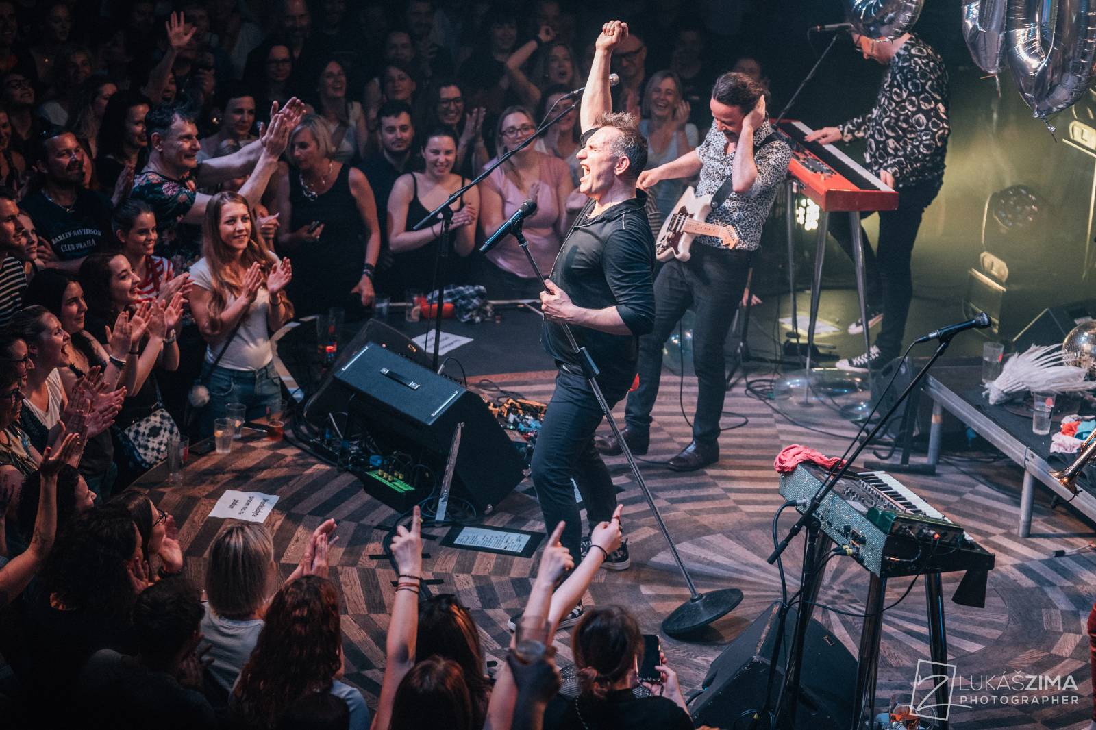 Mig 21 skončili jarní turné, v Praze chytali kalhotky a uklidňovali rvačku u pódia
