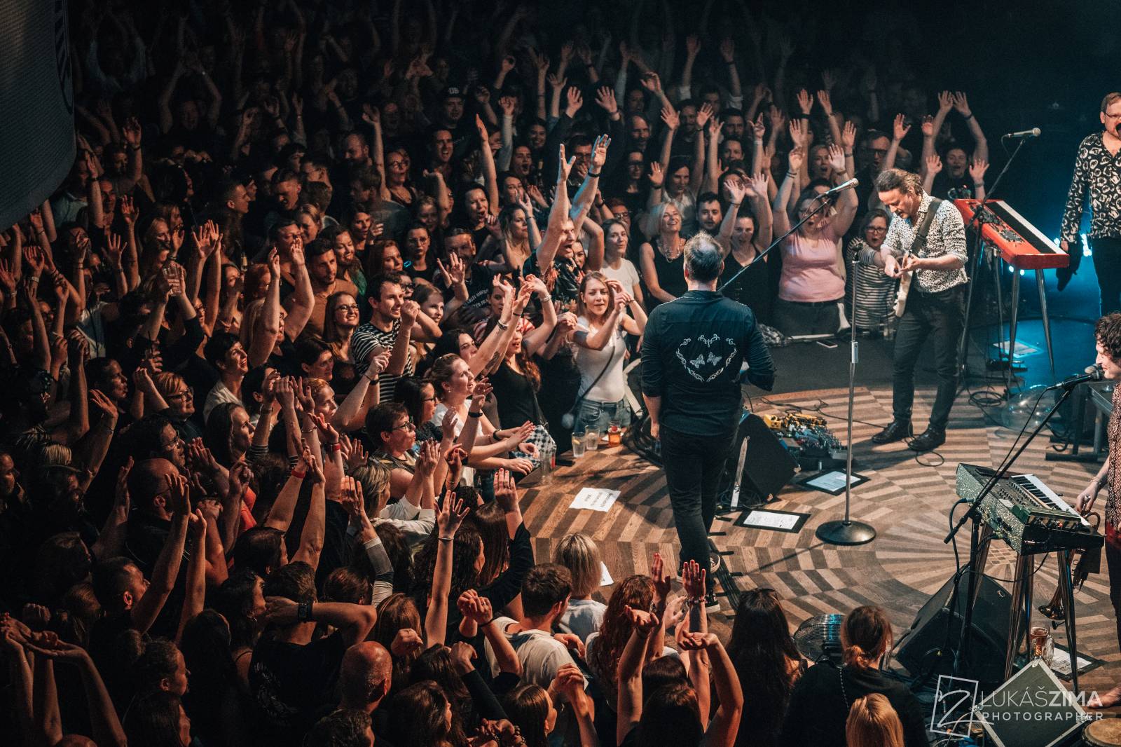 Mig 21 skončili jarní turné, v Praze chytali kalhotky a uklidňovali rvačku u pódia