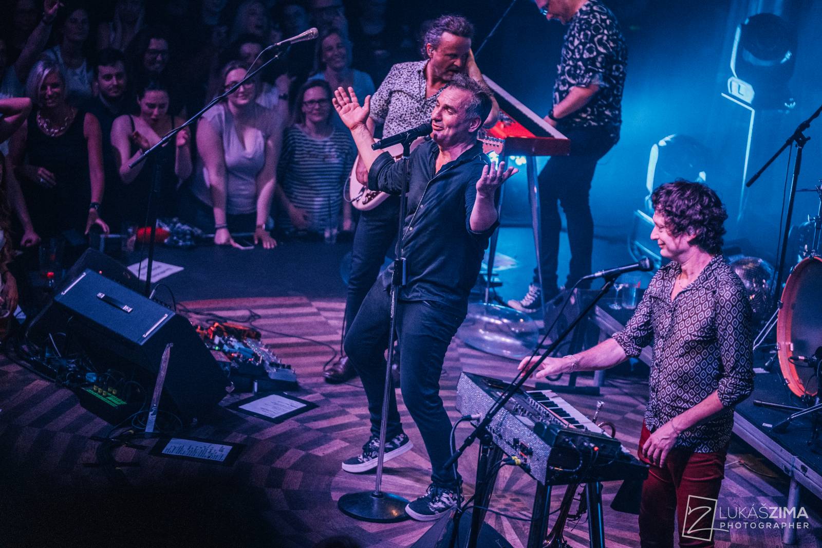 Mig 21 skončili jarní turné, v Praze chytali kalhotky a uklidňovali rvačku u pódia