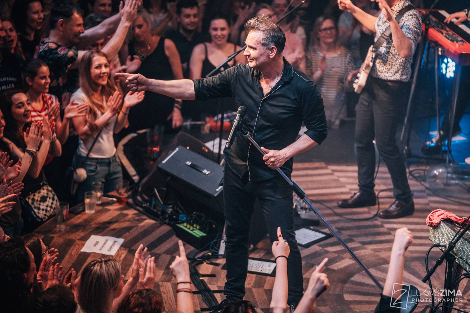 Mig 21 skončili jarní turné, v Praze chytali kalhotky a uklidňovali rvačku u pódia