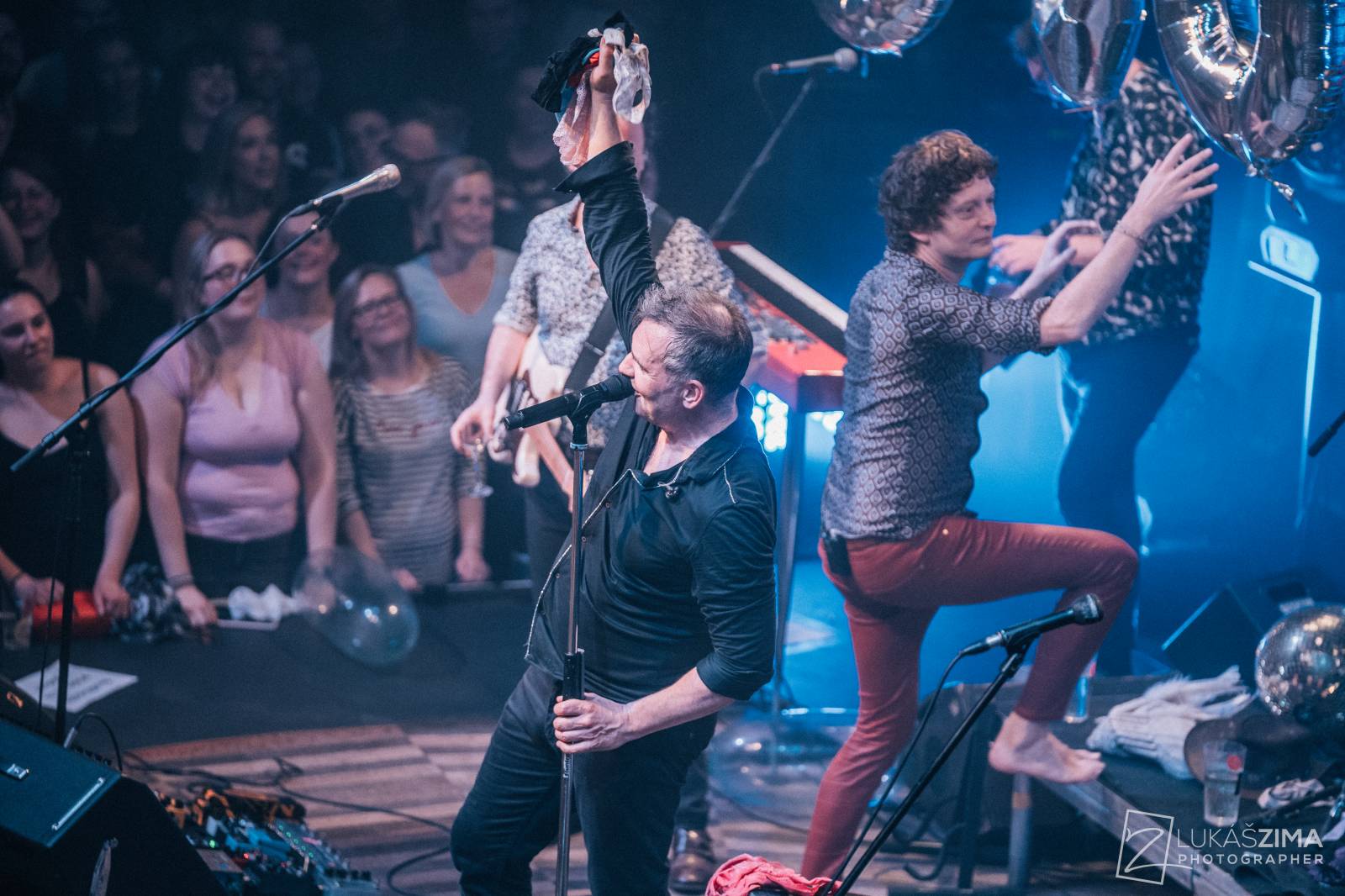 Mig 21 skončili jarní turné, v Praze chytali kalhotky a uklidňovali rvačku u pódia