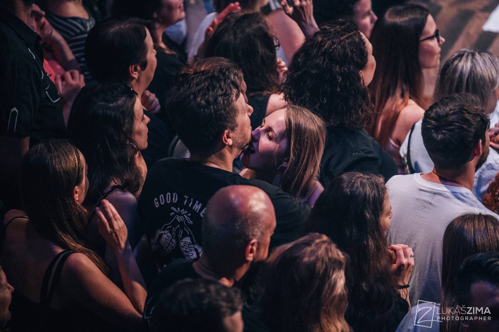 Mig 21 skončili jarní turné, v Praze chytali kalhotky a uklidňovali rvačku u pódia