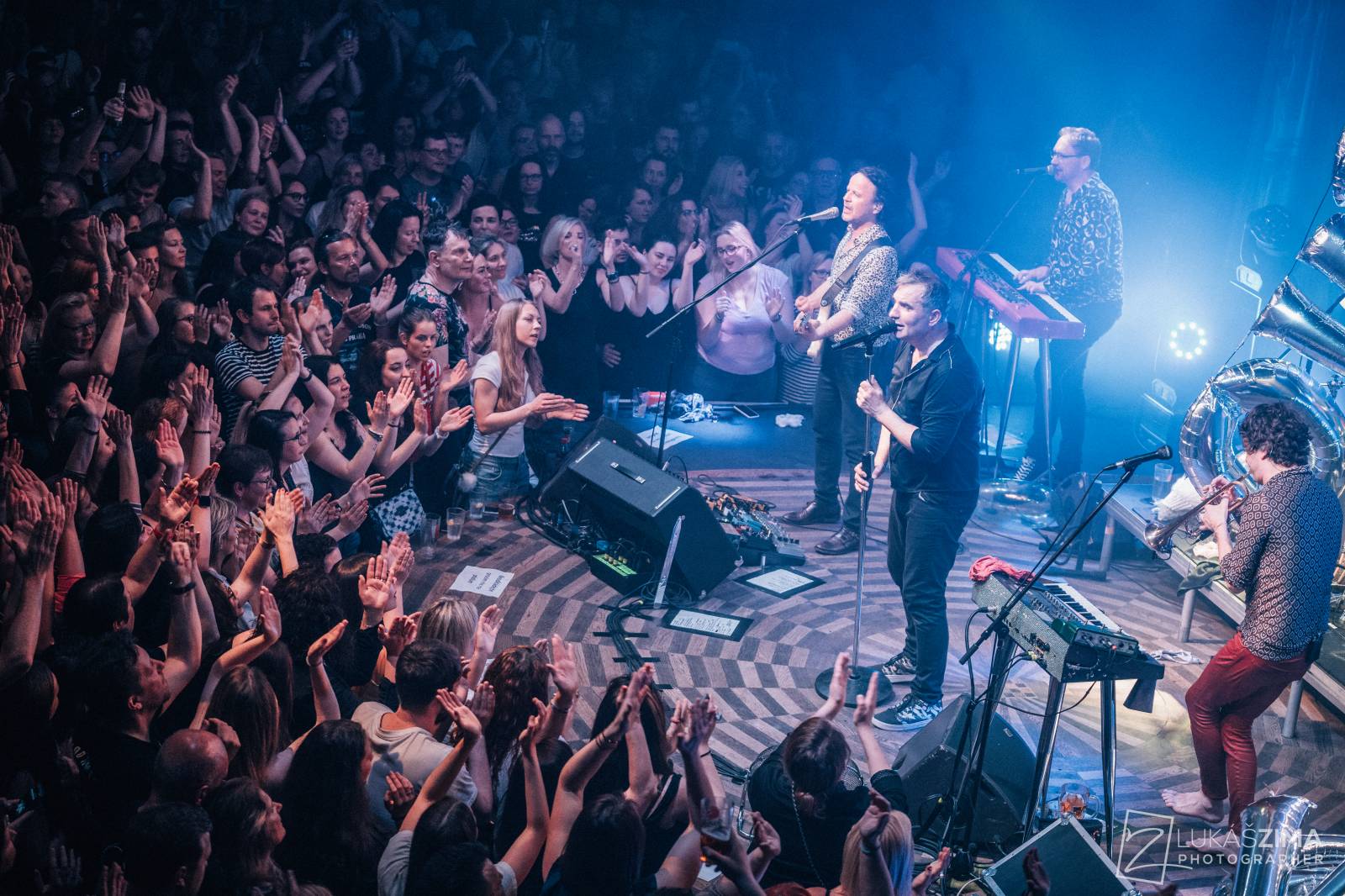 Mig 21 skončili jarní turné, v Praze chytali kalhotky a uklidňovali rvačku u pódia