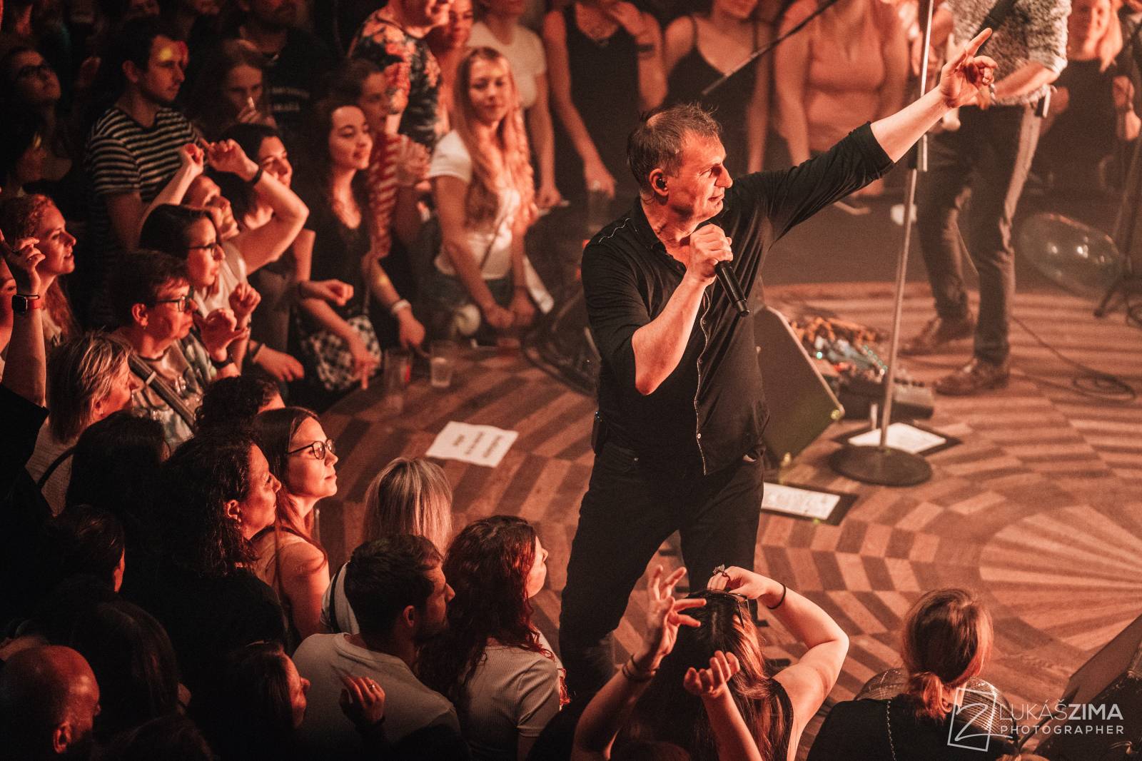 Mig 21 skončili jarní turné, v Praze chytali kalhotky a uklidňovali rvačku u pódia