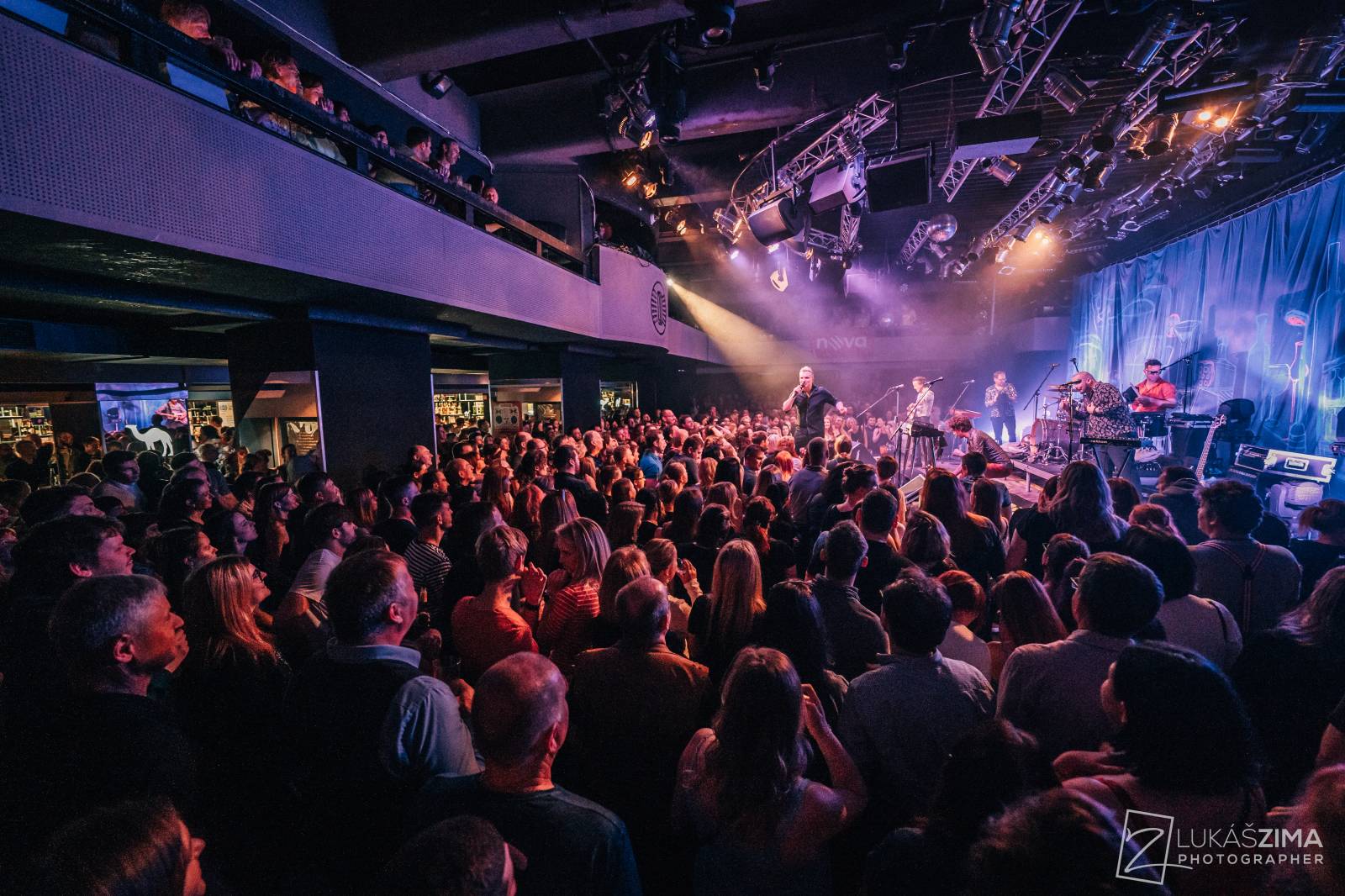 Mig 21 skončili jarní turné, v Praze chytali kalhotky a uklidňovali rvačku u pódia