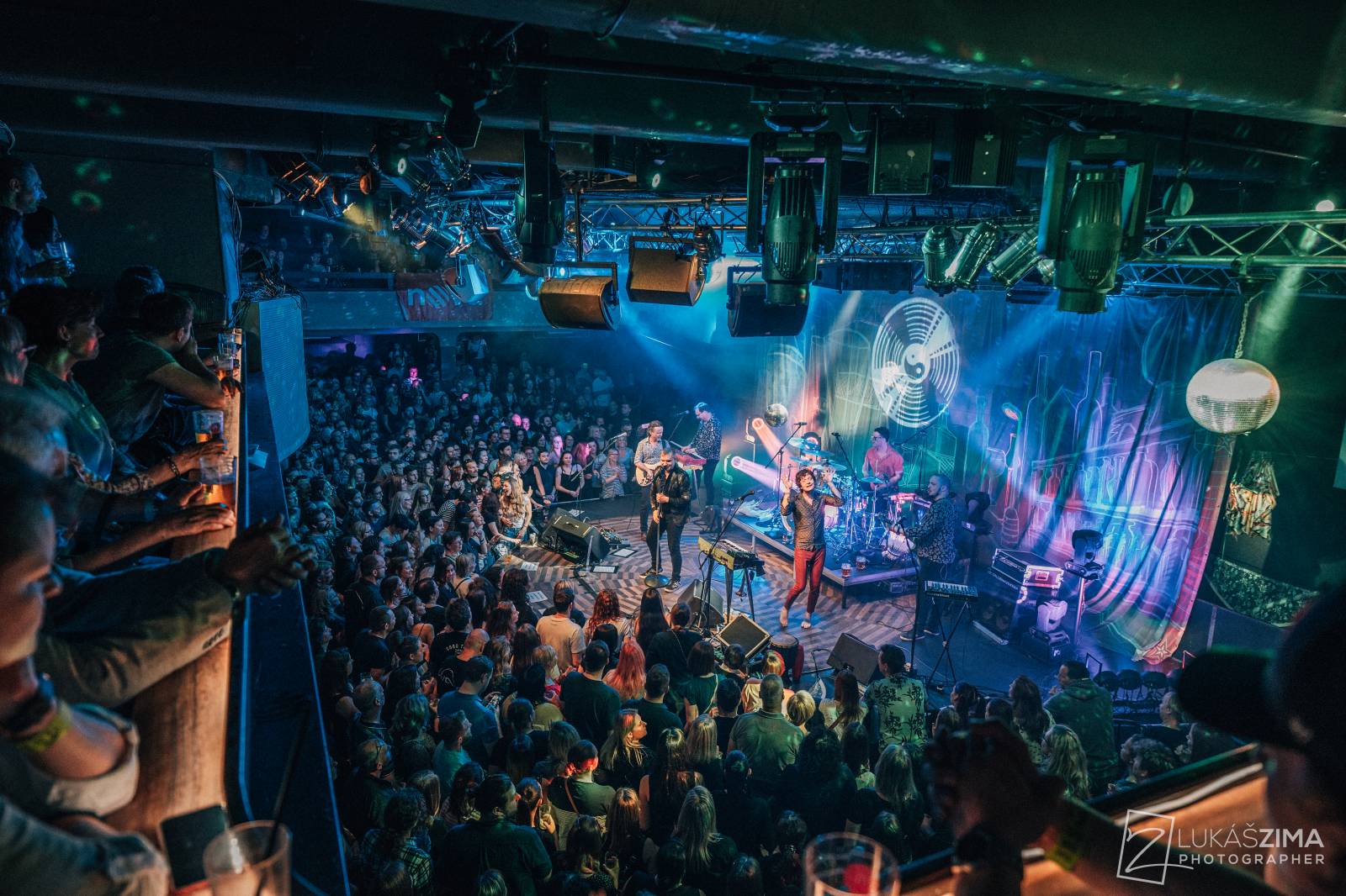 Mig 21 skončili jarní turné, v Praze chytali kalhotky a uklidňovali rvačku u pódia