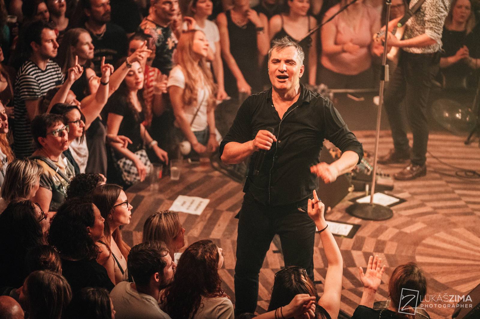 Mig 21 skončili jarní turné, v Praze chytali kalhotky a uklidňovali rvačku u pódia