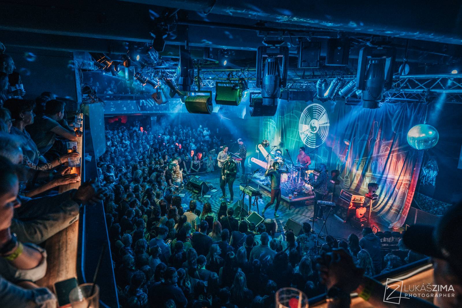 Mig 21 skončili jarní turné, v Praze chytali kalhotky a uklidňovali rvačku u pódia