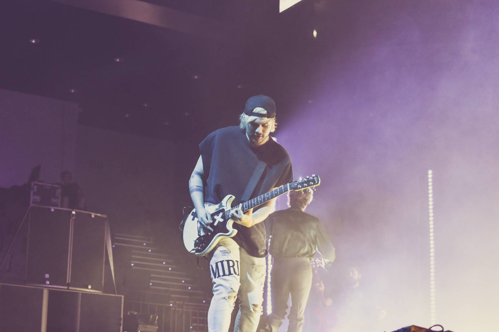 Řev, nadšení i slzy dojetí. 5 Seconds Of Summer dorazili do Prahy