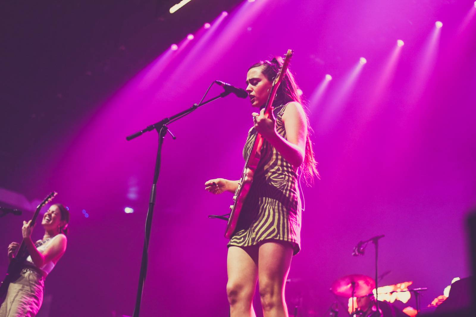 Řev, nadšení i slzy dojetí. 5 Seconds Of Summer dorazili do Prahy