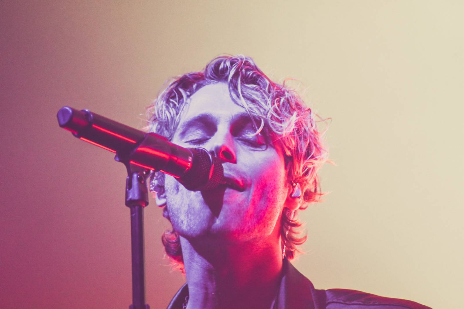 Řev, nadšení i slzy dojetí. 5 Seconds Of Summer dorazili do Prahy