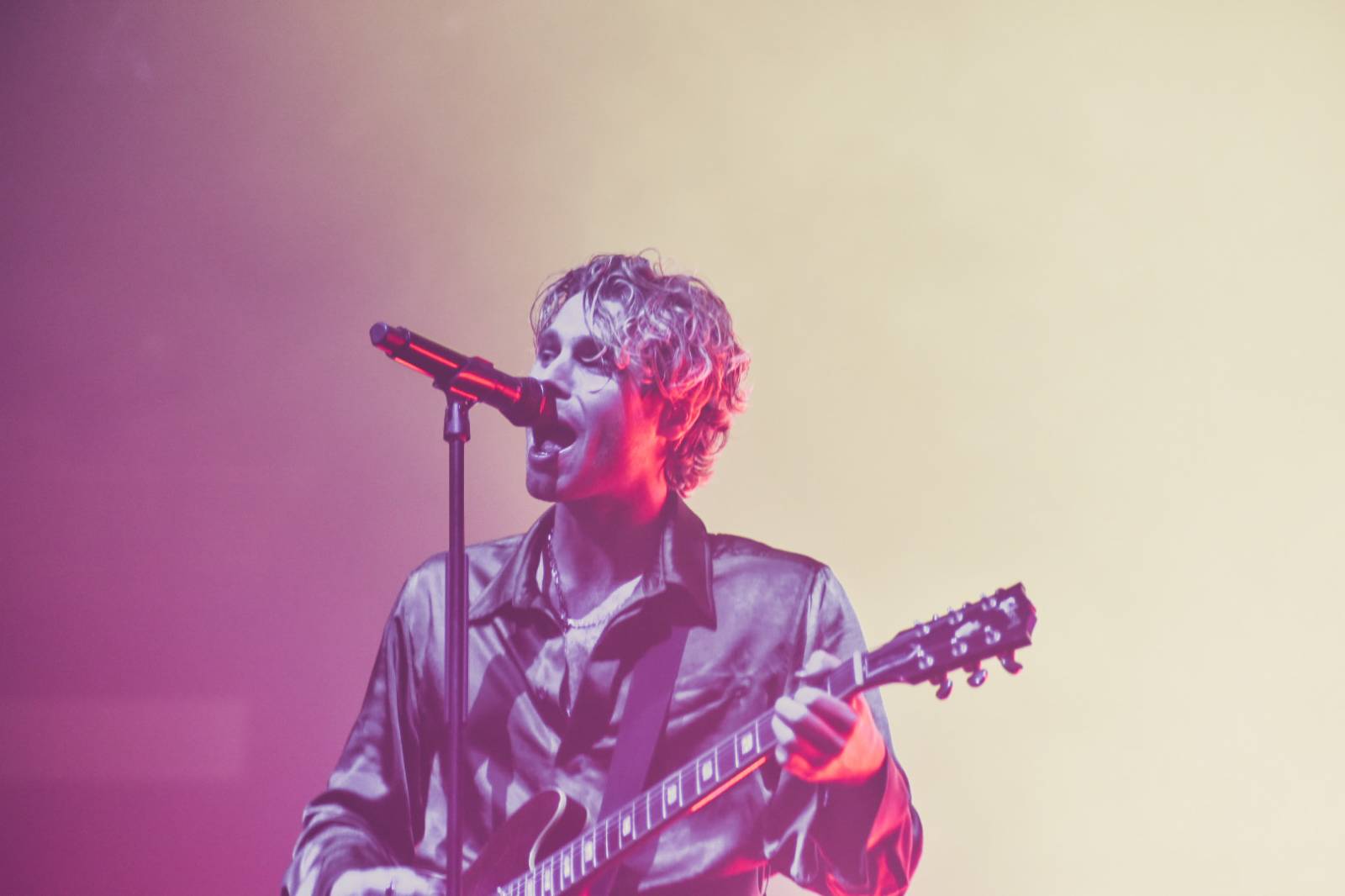 Řev, nadšení i slzy dojetí. 5 Seconds Of Summer dorazili do Prahy