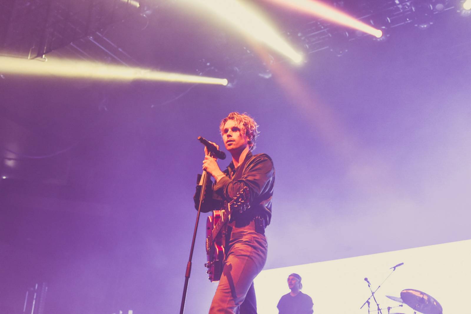 Řev, nadšení i slzy dojetí. 5 Seconds Of Summer dorazili do Prahy