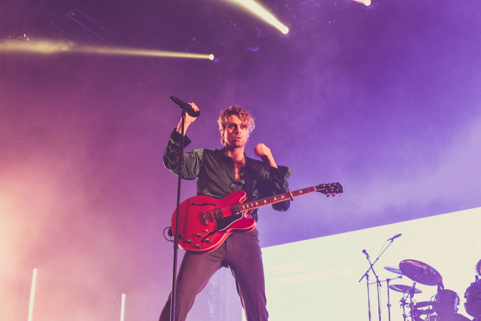 Řev, nadšení i slzy dojetí. 5 Seconds Of Summer dorazili do Prahy