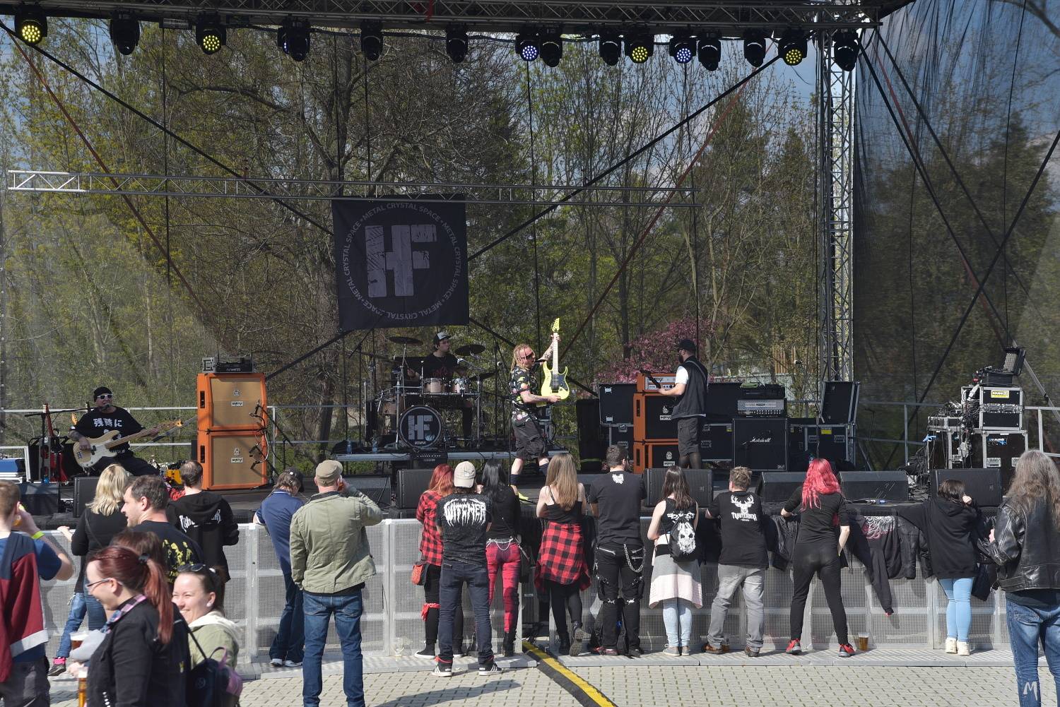 První letošní velká open-air akce v Plzni. Za Plazou vystoupili Hi-Fly, Kurtizány z 25. Avenue, Krucipüsk i Trautenberk