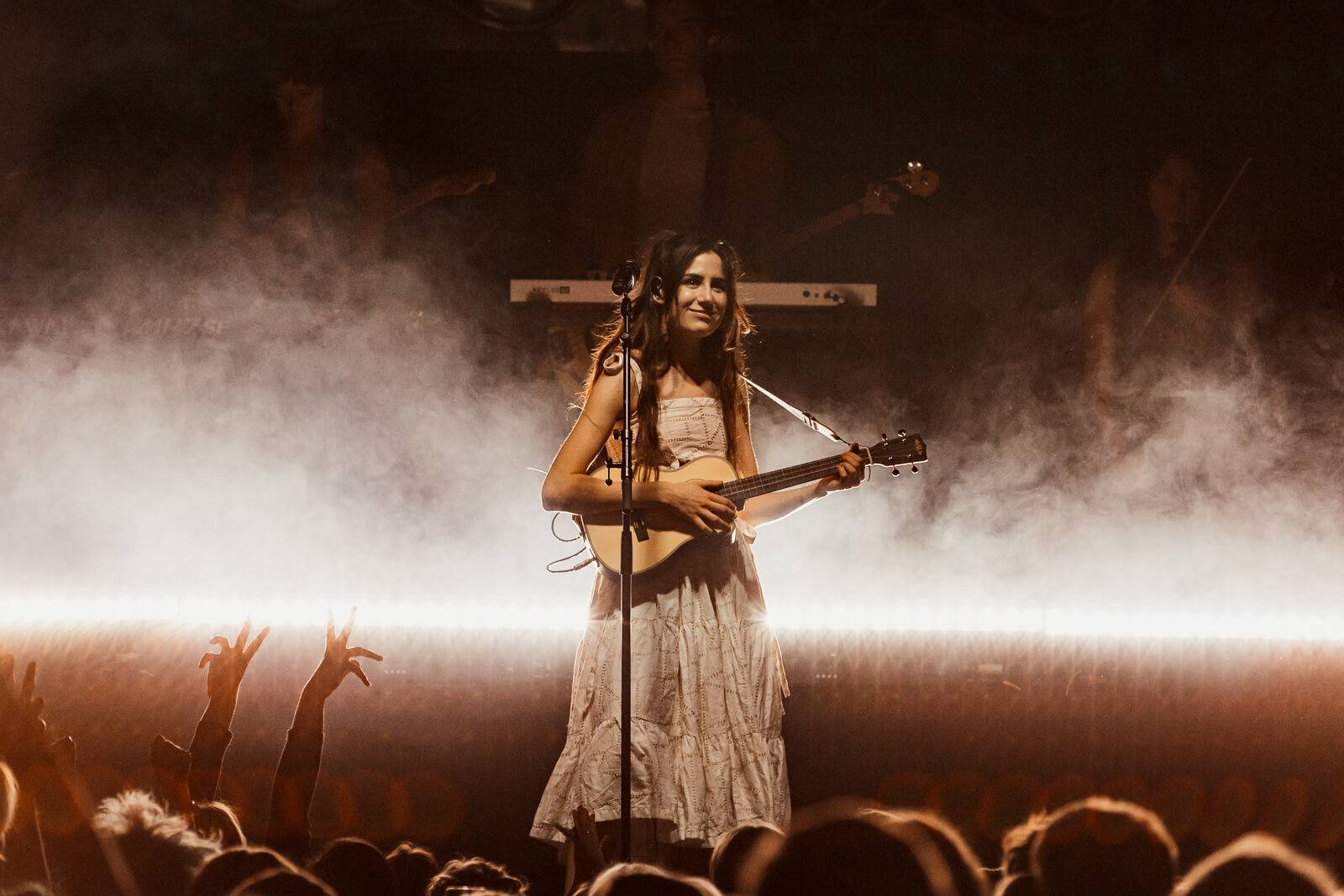 Dodie si podmanila pražské publikum, na pódiu střídala kytaru s ukulele, pianem i klarinetem