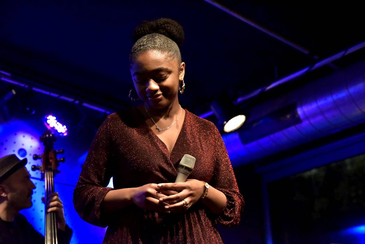 Samara Joy předvedla vyprodanému Jazz Docku svůj sametový hlas, vystoupila s Quartetem