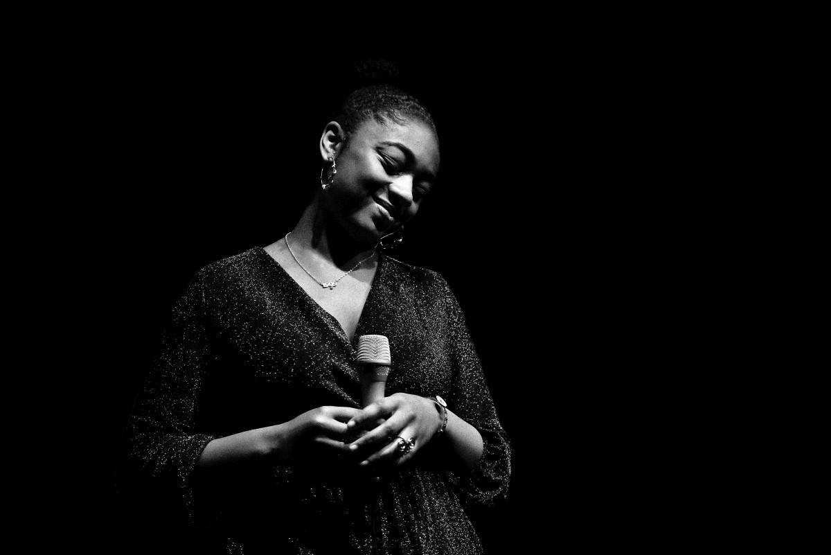 Samara Joy předvedla vyprodanému Jazz Docku svůj sametový hlas, vystoupila s Quartetem