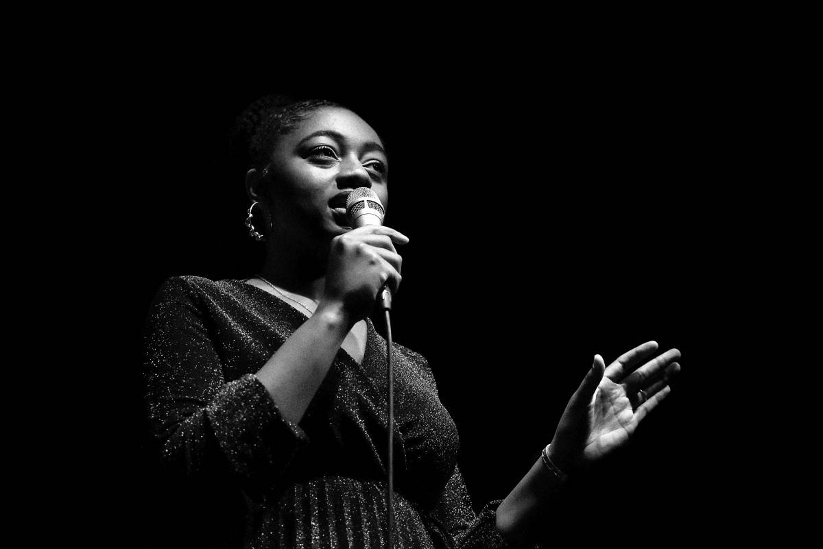 Samara Joy předvedla vyprodanému Jazz Docku svůj sametový hlas, vystoupila s Quartetem